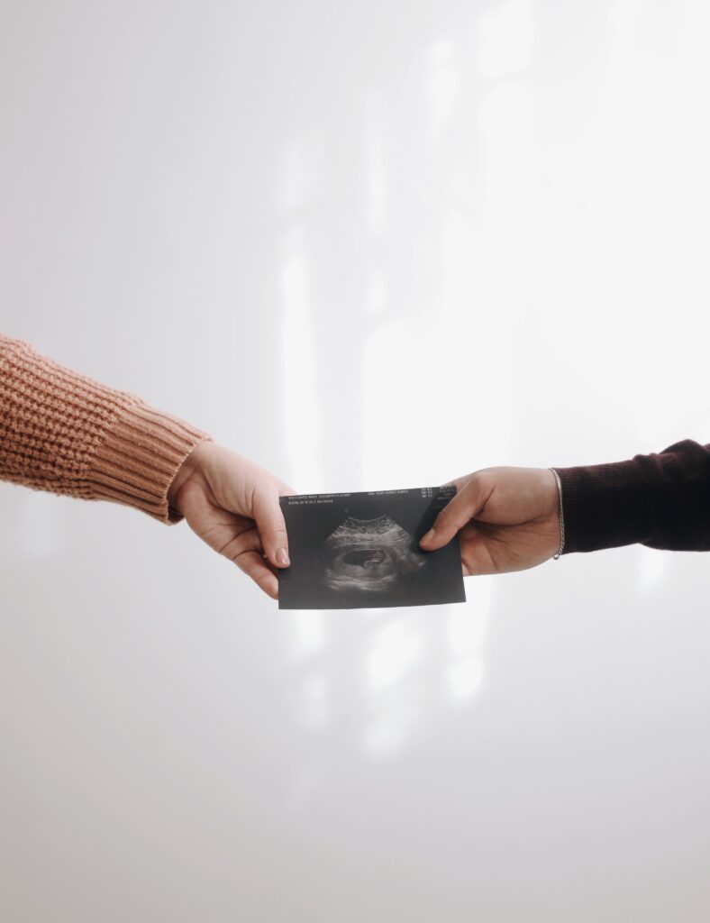 jonathan-sanchez-kMrOVw9lPQE-unsplash Pregnancy symptoms image